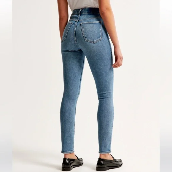 NWT - Abercrombie - Women's High Rise Skinny Jean in
Medium Wash - Size 32XL - Picture 5 of 12